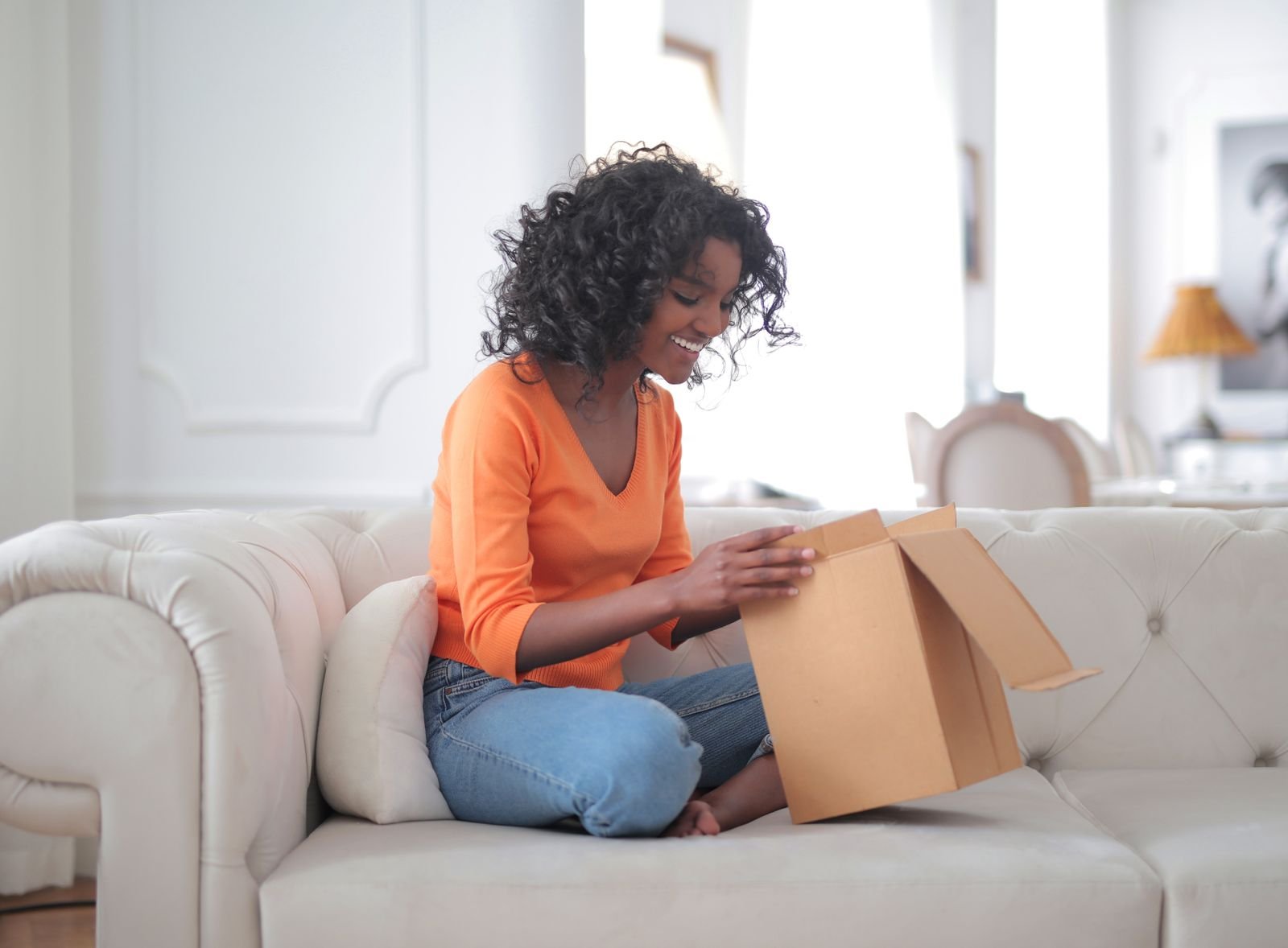 Cliente heureuse ouvrant son colis