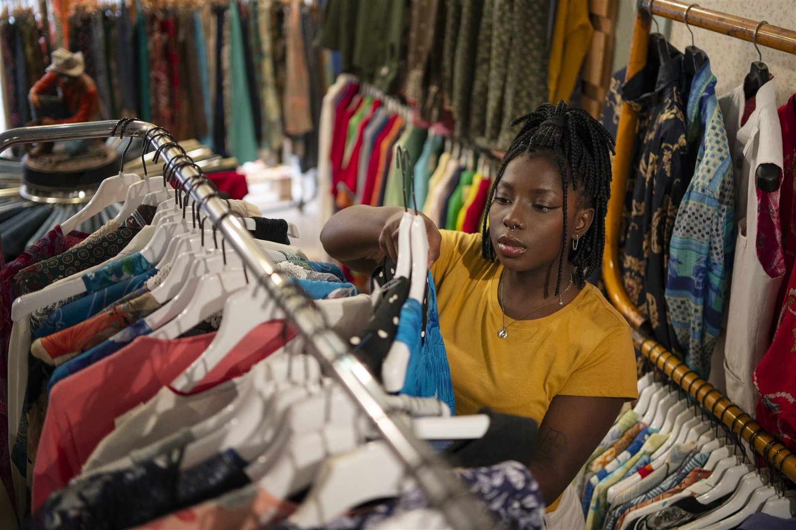 Commerçante préparant les articles de sa boutique de vêtements